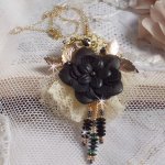 Collana con ciondolo acchiappasogni nero e oro con pizzo antico e splendidi cristalli